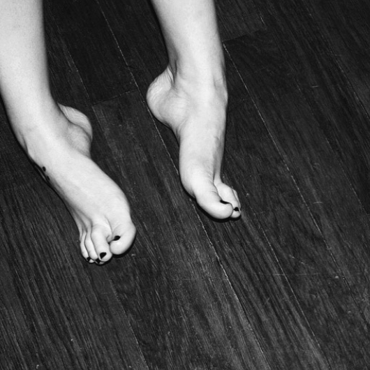 Feet elle fanning D'Arcy Carden's